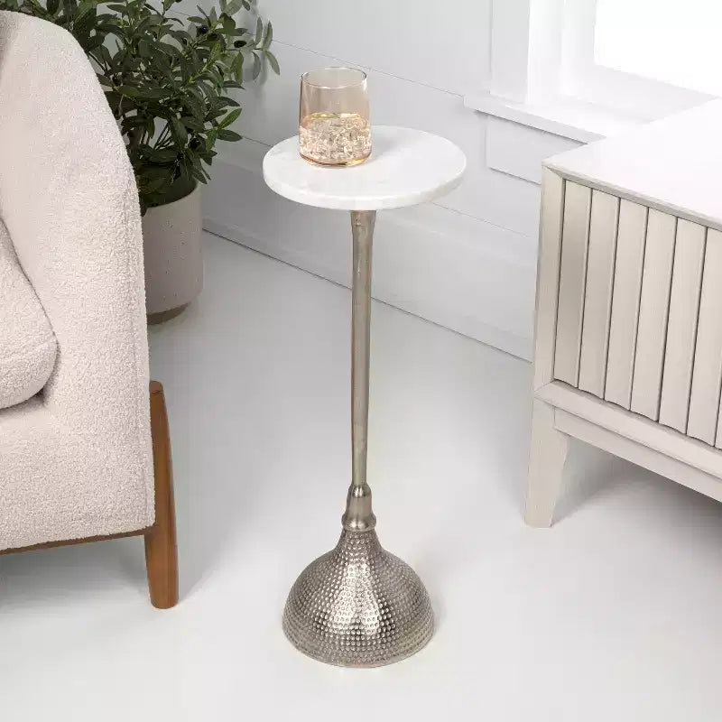 Table d'appoint ronde Art Déco en métal avec plateau en marbre blanc et base martelée